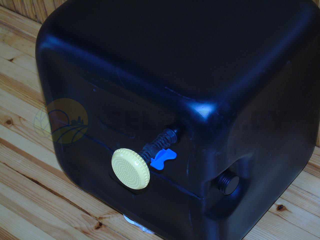 Бак для душа » Альтернатива»  100 л  (чёрный) с пластиковым шаровым краном, уровень воды 4