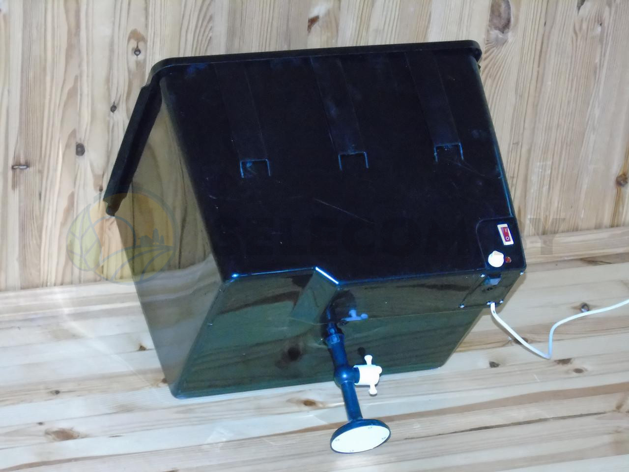 Электроводонагреватель «ЭВБО-55» ЭлБЭТ  с пластиковым шаровым краном (уровень воды) 1